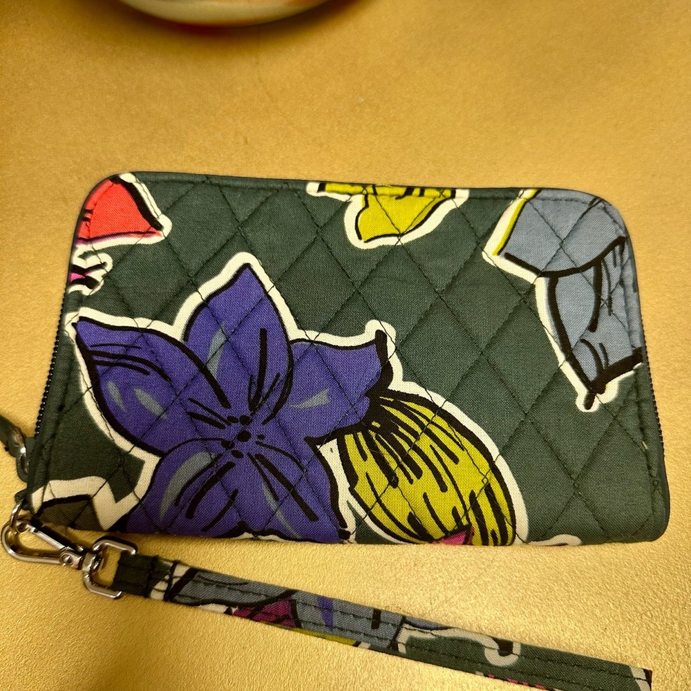 Gorgeous floral vera Bradley wristlet - Picture 2 of 2